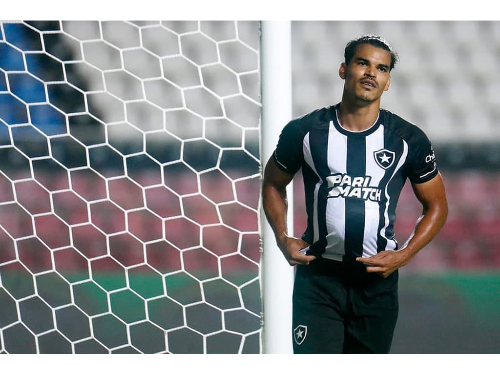 Danilo sofre lesão na coxa e vai desfalcar o Botafogo por seis semanas.