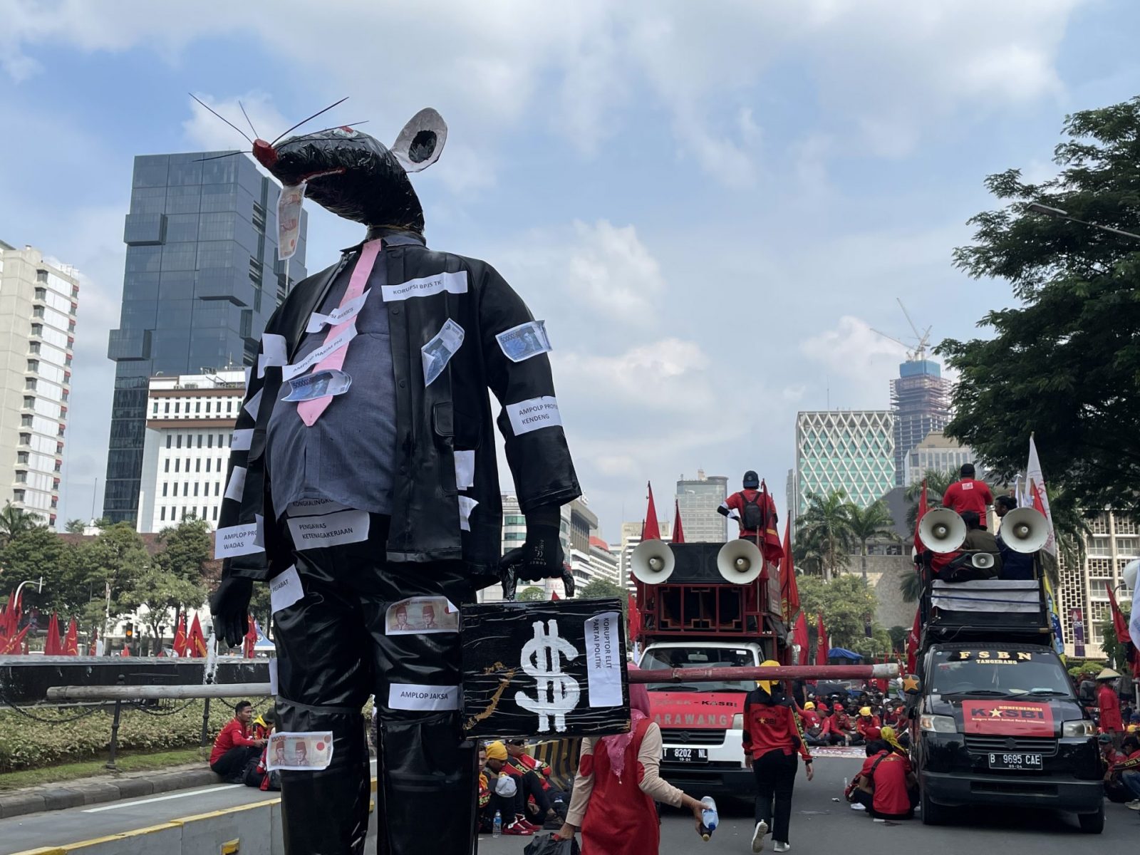 Demo Buruh di Patung Kuda Bubar, Massa Nyalakan Lilin-Bakar Patung Tikus Berdasi