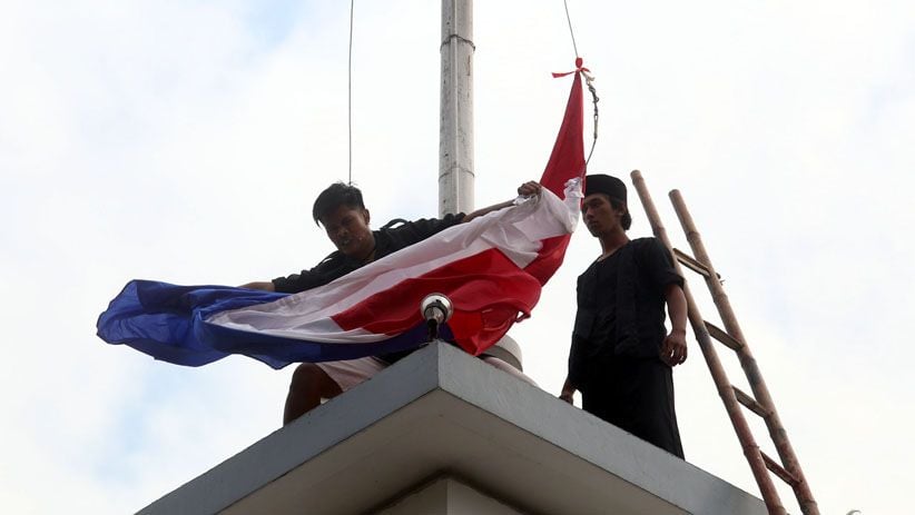 Foto: Aksi Teatrikal Kolosal Perobekan Bendera Belanda di Surabaya