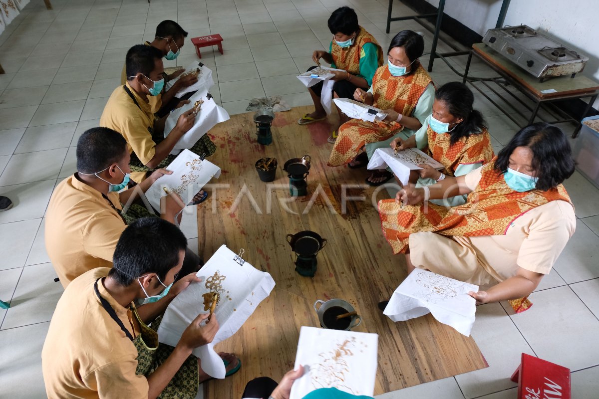 Foto: Aktivitas Pasien RSJ di Solo Agar Produktif, Bertani sampai Membatik
