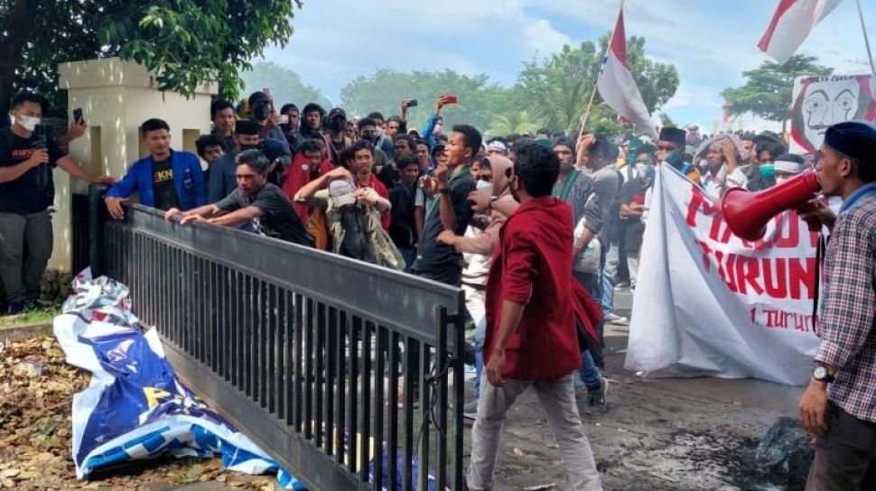 Foto: Demo di Ternate yang Berujung Ricuh