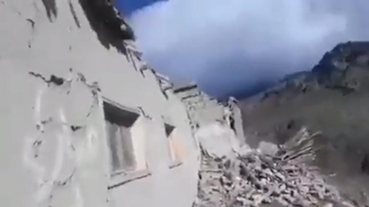 Foto: Gempa di Afghanistan Ratakan Desa dan Telan 812 Jiwa