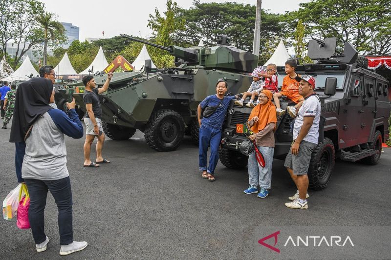 Foto: Mengunjungi Pameran Alutsista HUT ke-80 TNI di Monas