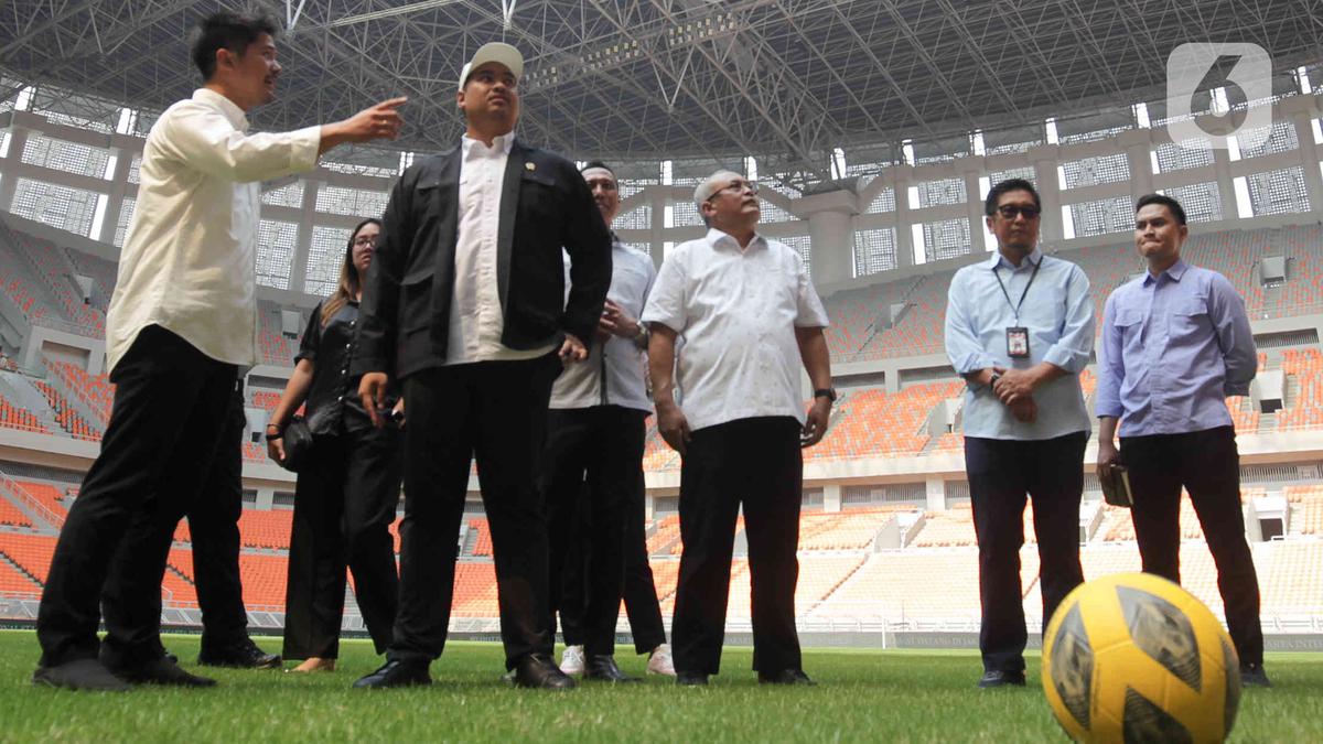 Foto: Momen Sertijab Menpora dari Dito Ariotedjo kepada Erick Thohir
