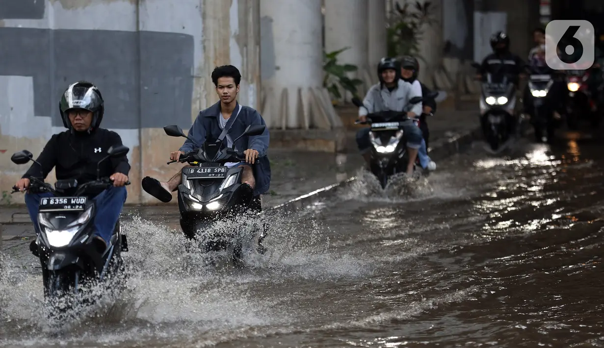 Foto: Pengendara Sepeda Motor Terjang Banjir di Depan Pasar Cipulir