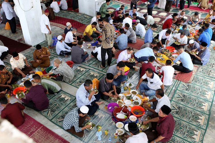 Foto: Tradisi Maulid Nabi di Banda Aceh, Warga Gotong Royong Siapkan Kari