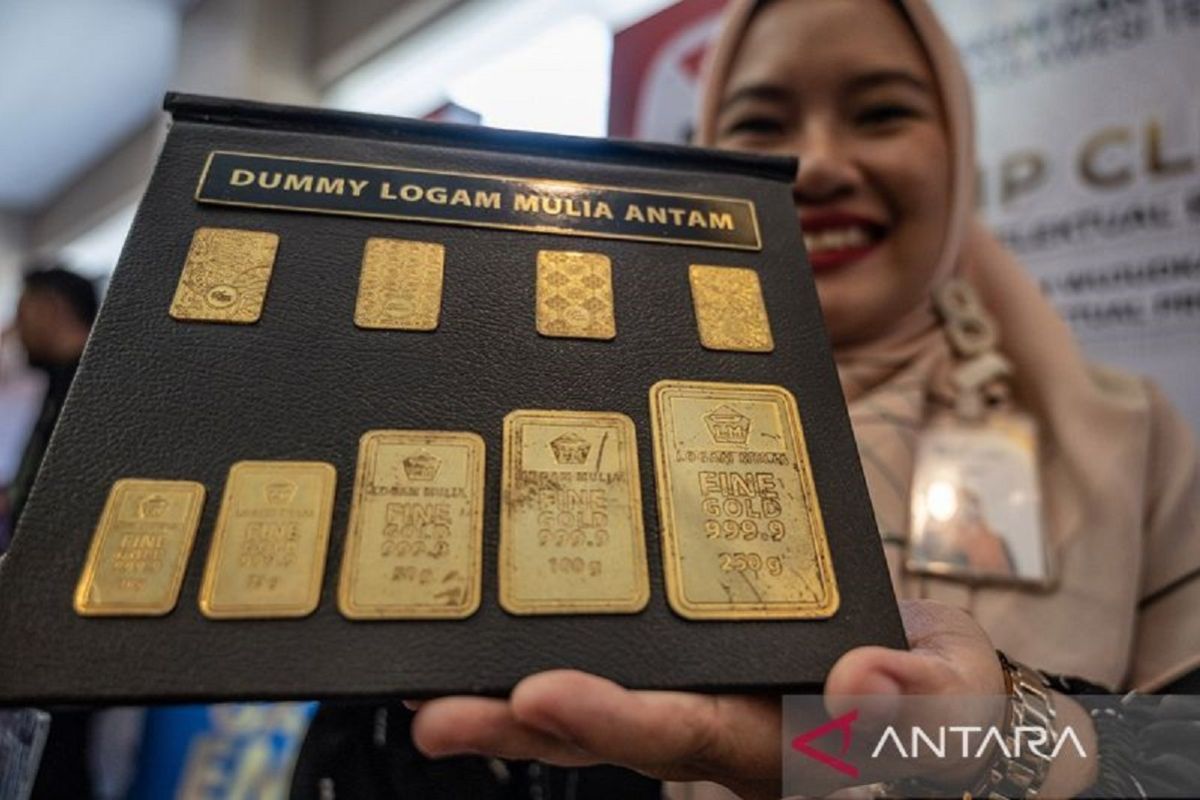 Harga emas tembus dua juta rupiah.