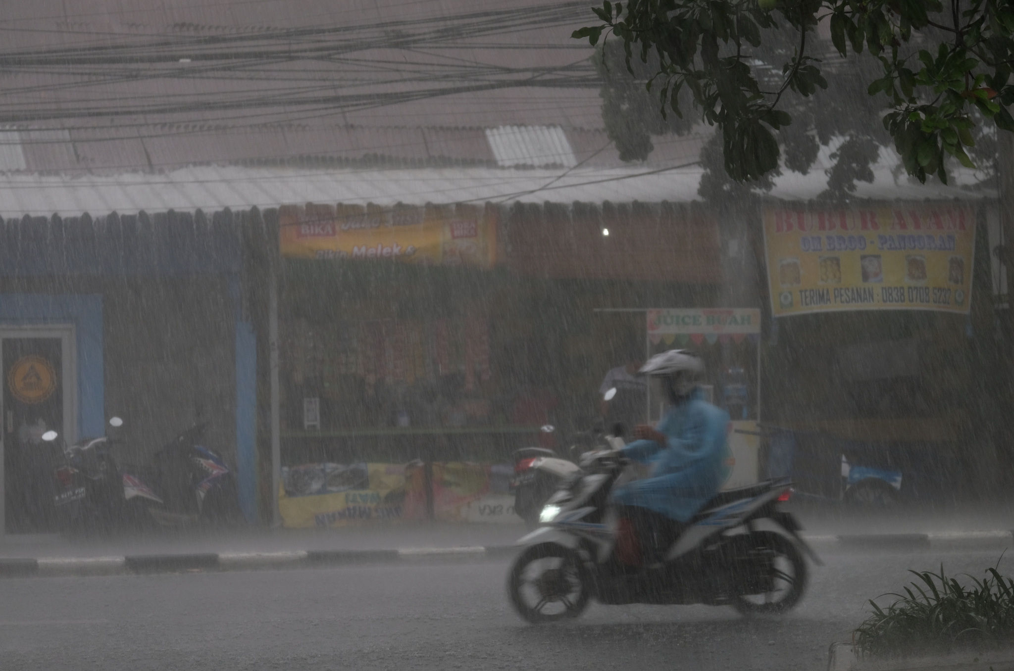 Hujan Deras Disertai Angin Kencang Melanda Jakarta Malam Ini
