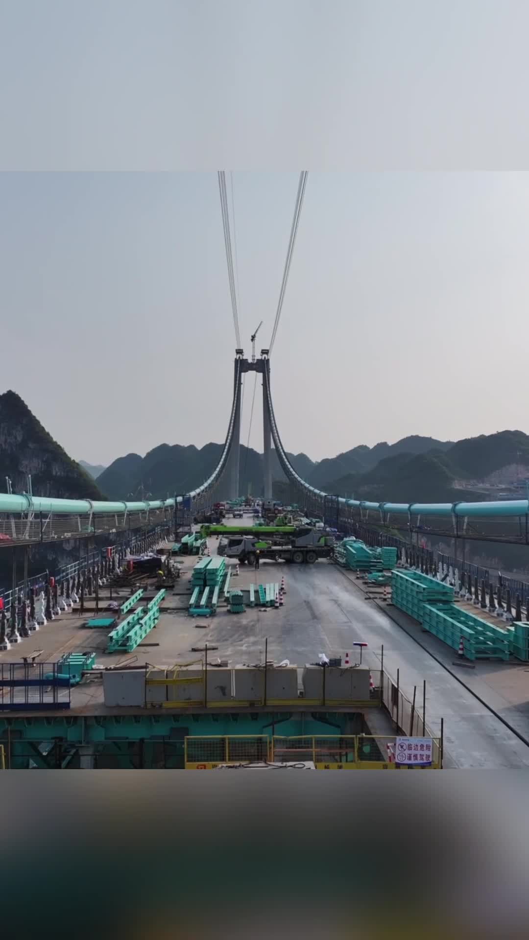 Jembatan Tertinggi di Dunia Made in China Diuji dengan 96 Truk