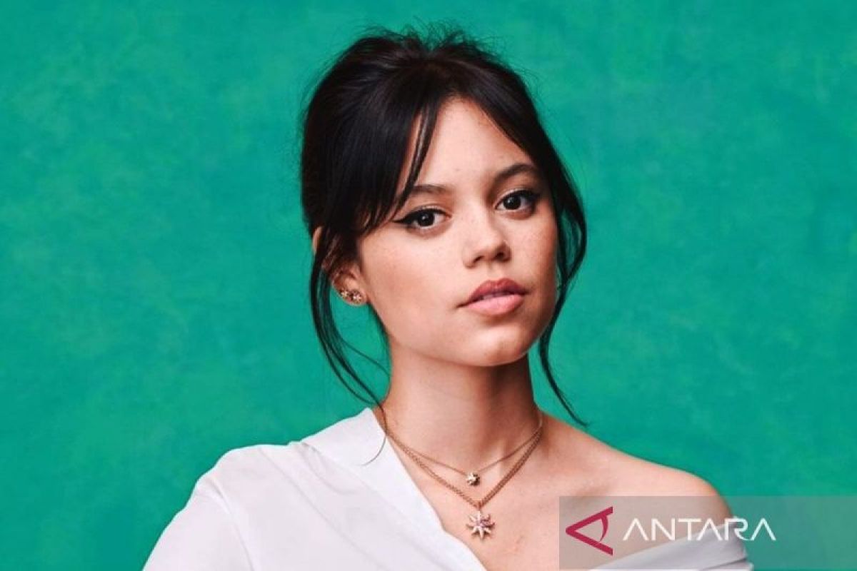 Jenna Ortega Tampil Sensual dengan Permata di Emmy Awards 2025