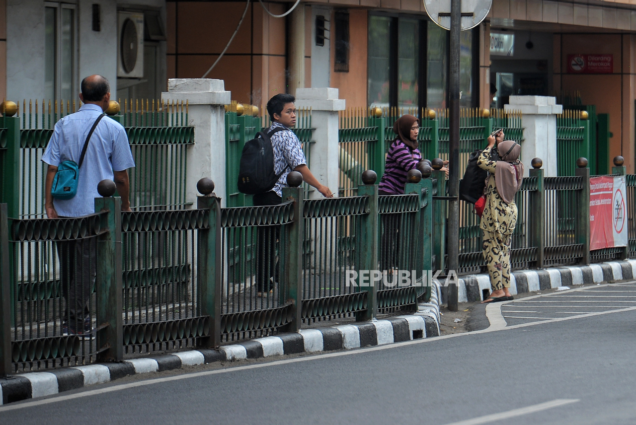 KAI Tingkatkan Aksesibilitas dan Keamanan: Penyeberangan Pelican Crossing Hadir di Stasiun Cikini, Pagar Pembatas Dibuka