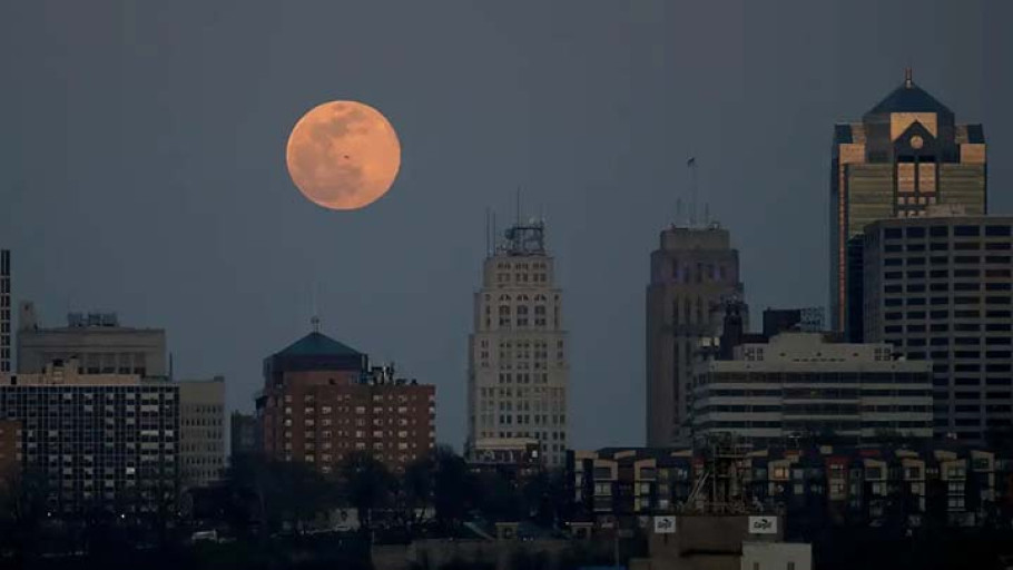 Keindahan Corn Moon Tersaji Lewat Teknik Multi Exposure