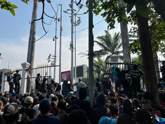 [KLARIFIKASI] Video Massa Aksi Masuk Gedung DPR RI Ini Dibuat dengan AI