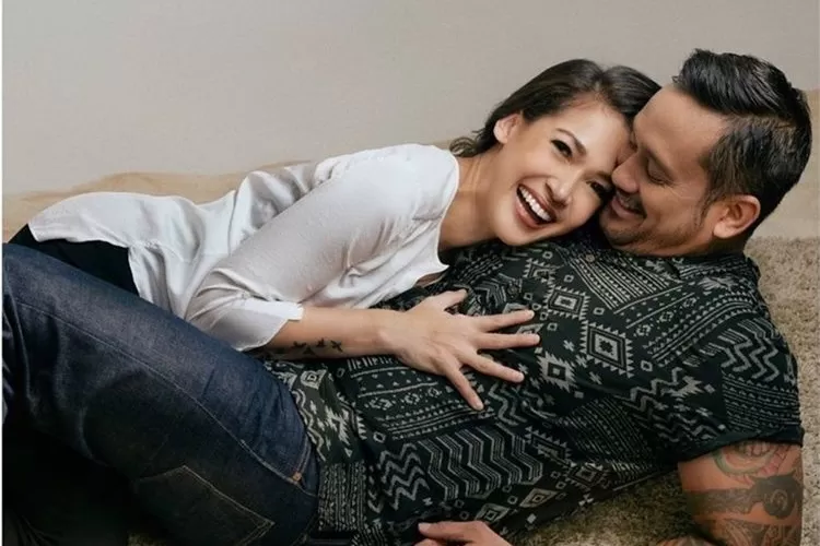 Kocak! Tora Sudiro Lakukan Ini Saat Mieke Amalia Sering Tidur Membelakanginya