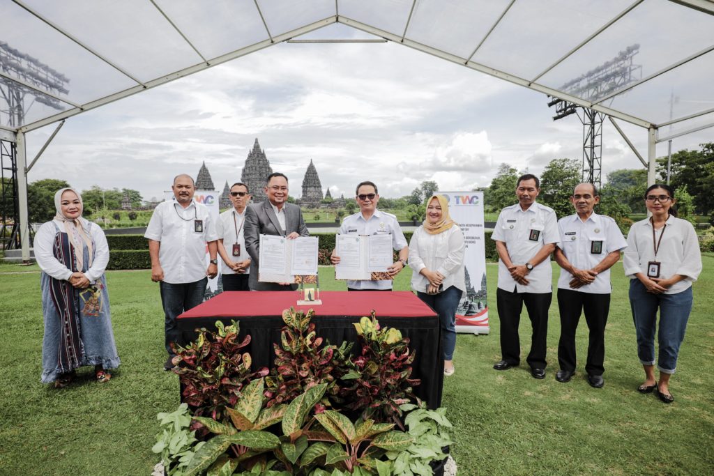 Kolaborasi AQUA-InJourney, Sediakan Hidrasi Sehat di Wisata Candi.