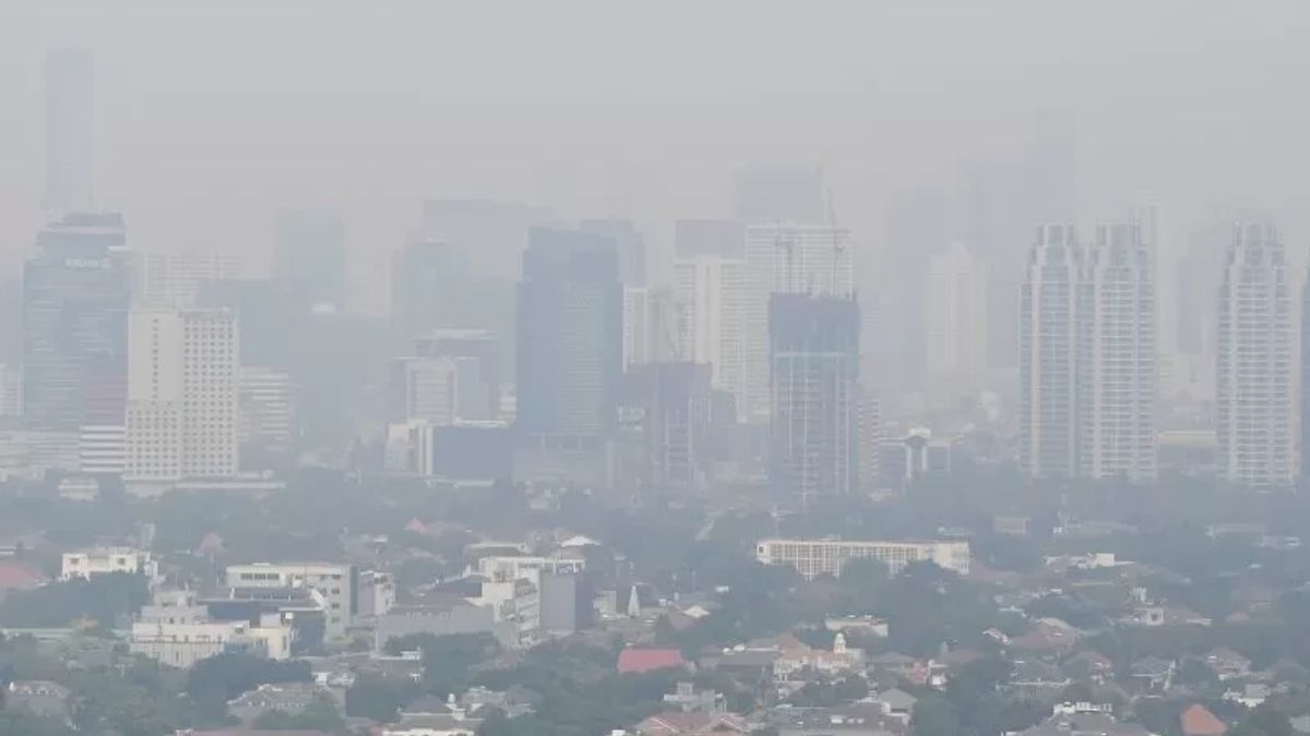 Langit Jakarta Nampak 'Berkabut', Kualitas Udara Tidak Sehat?