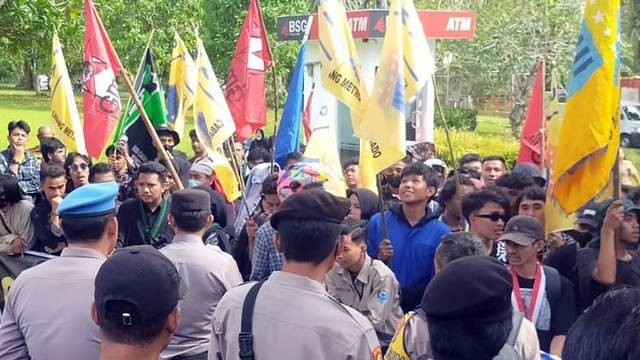 Mahasiswa yang Gelar Aksi Demo di Manado Bergerak ke Kantor DPRD Sulawesi Utara