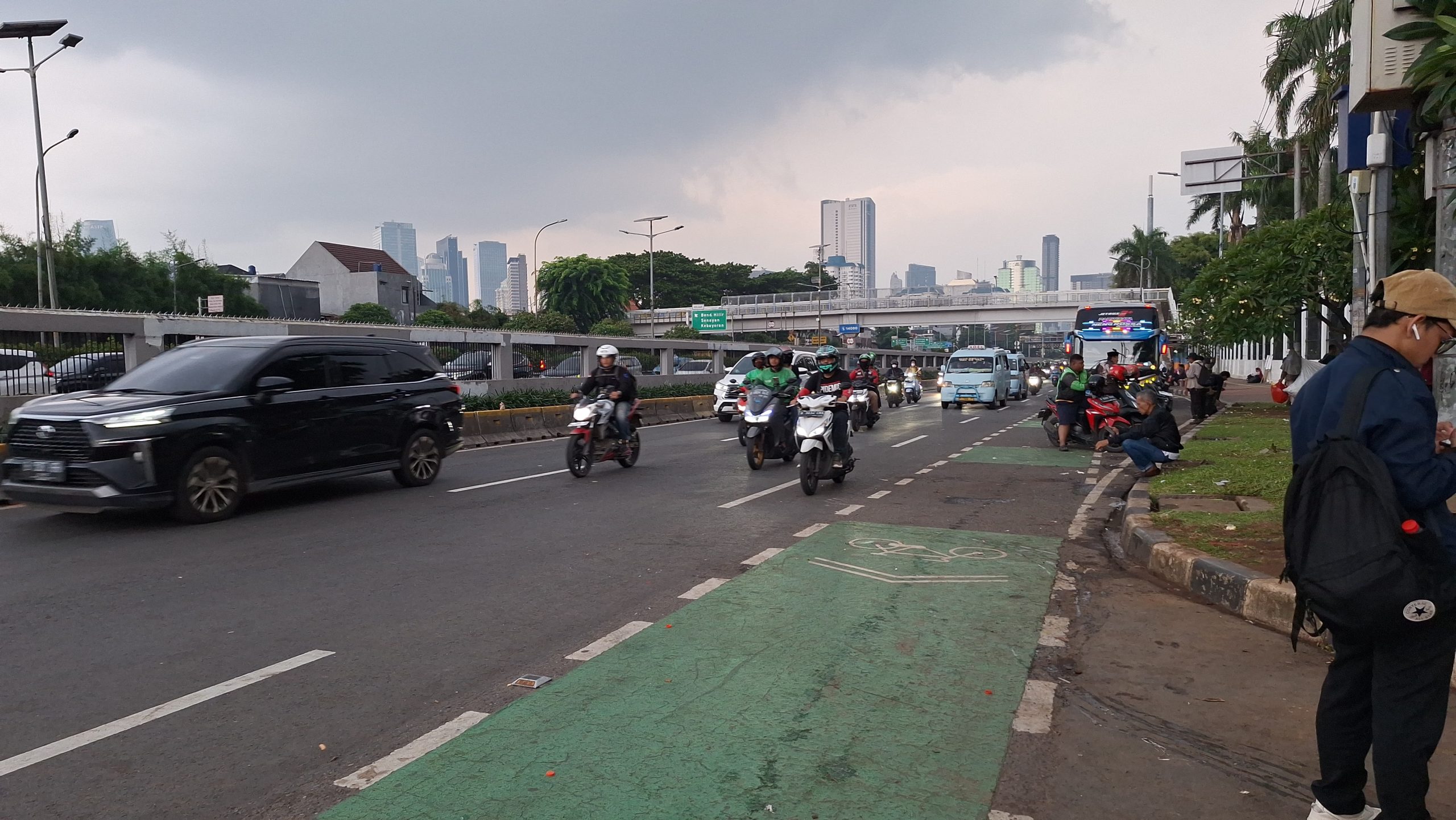 Massa Demo Depan DPR Bubar, Arus Lalu Lintas Kembali Lancar
