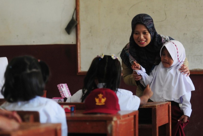 Mengapa Guru Hebat Bukan Hanya Mengajar, tapi Juga Menyentuh Hati?