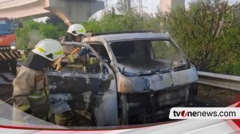 Mobil Terbakar di KM 3 Tol Jagorawi, Lalu Lintas Macet