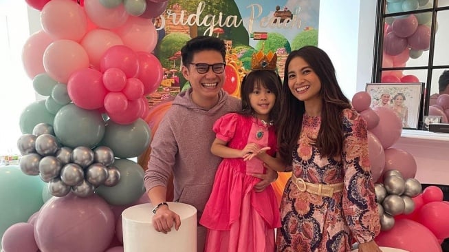 Momen Acha Septriasa Rayakan Ulang Tahun Bersama Anaknya.
