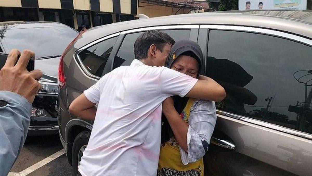 Momen Ibu Menangis saat Jemput Anak yang Ikut Demo: Kisah Haru di Tengah Gelombang Protes dan Kekhawatiran Orang Tua