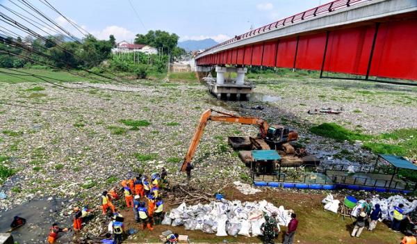 Momen Pandawara dan Telkom Bersih-bersih Sungai Penuh Sampah