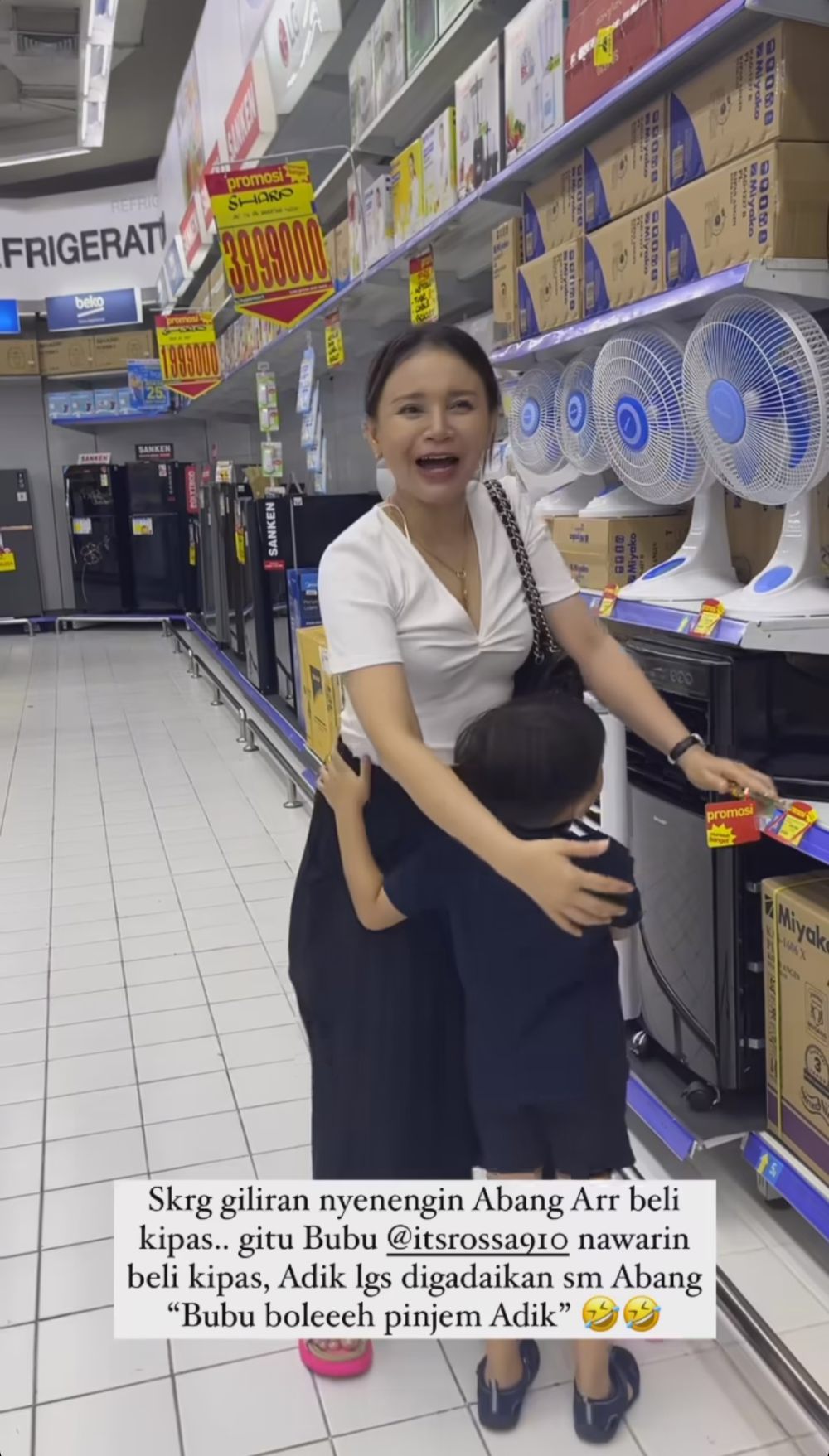 Momen Rossa Beli Dagangan UMKM: Ayo Jajan dan Saling Bantu : Okezone Women