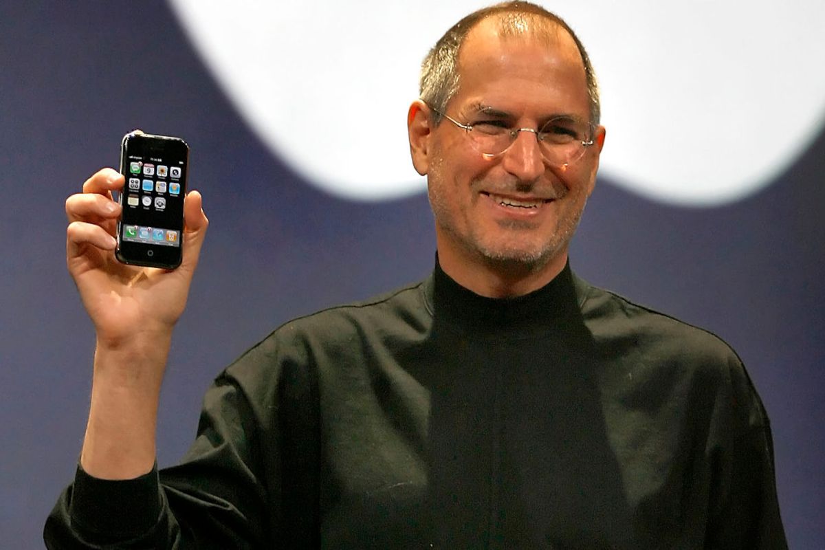 Momen Steve Jobs Menyombongkan iPhone Generasi Pertama