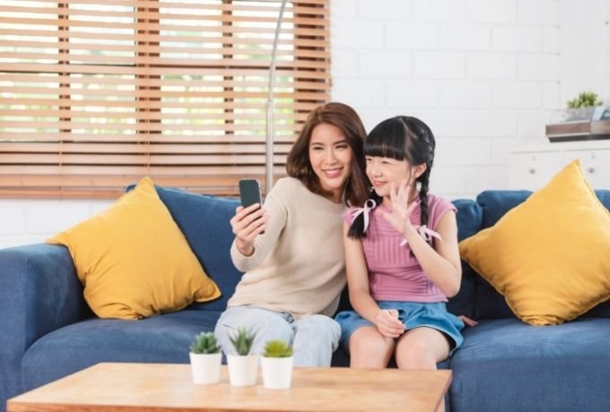 Moms, Waspadai Dampak Sharenting si Buah Hati di Media Sosial.