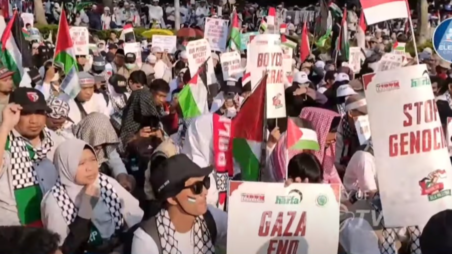 Nyala Lilin Tutup Aksi Damai Bela Palestina di Depan Kedubes AS