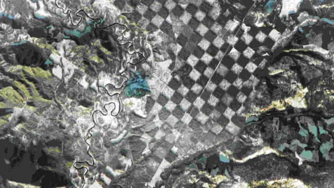 Papan Catur Raksasa Kelilingi Sungai Terlihat dari Luar Angkasa