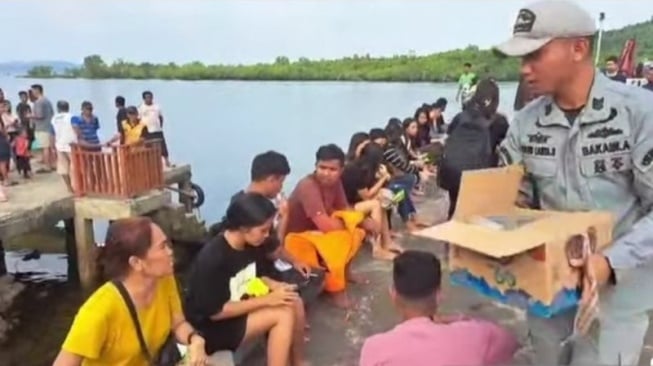 Pemprov Sulut Salurkan Bantuan ke 633 Korban KM Barcelona Terbakar di Talise