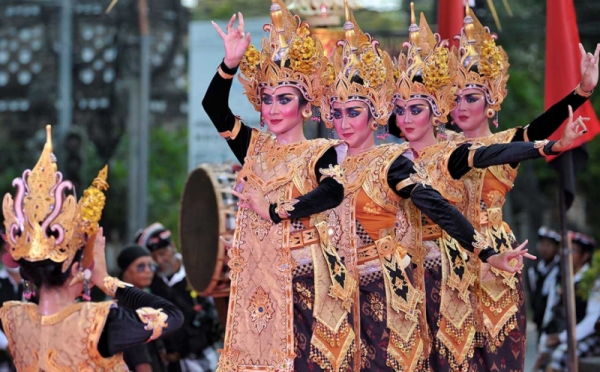 Perpaduan Marmer, Tari, dan Fashion yang Memikat