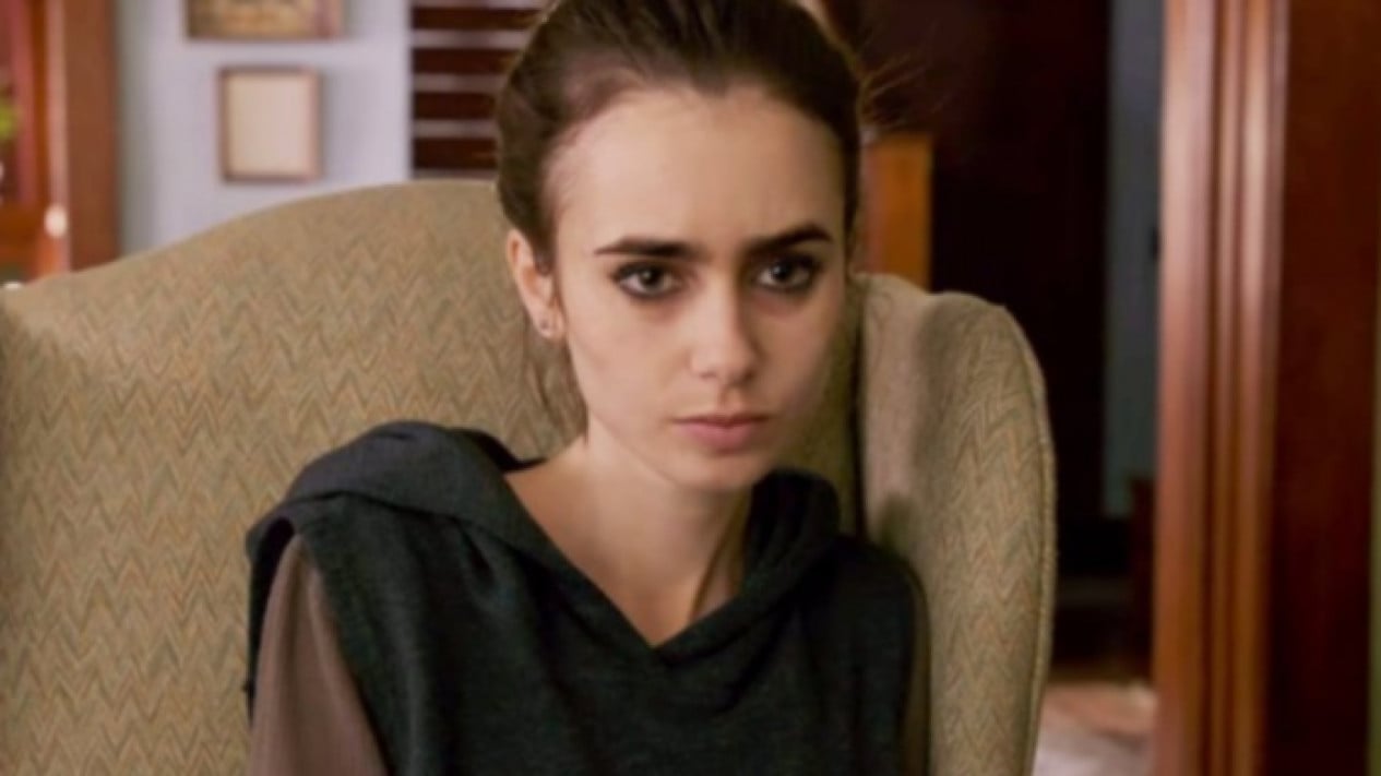 Perut Lily Collins Bikin Salfok, Kurus Gegara Gangguan Makan?