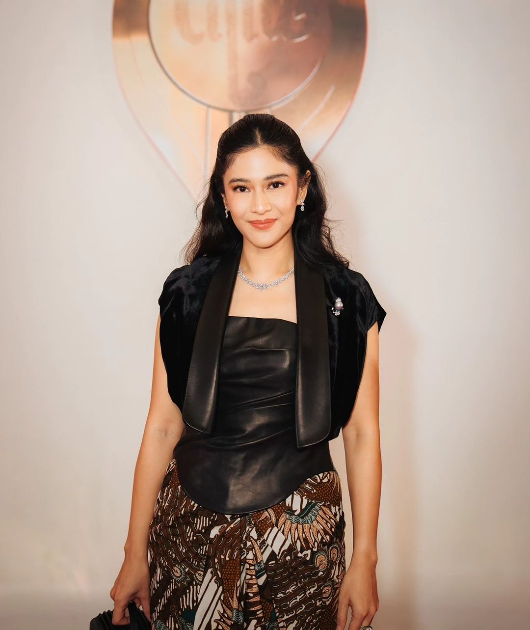 Pilih Gaun Drapery Train Siluet, Dian Sastro Tampil Glamor di BIFF 2025.