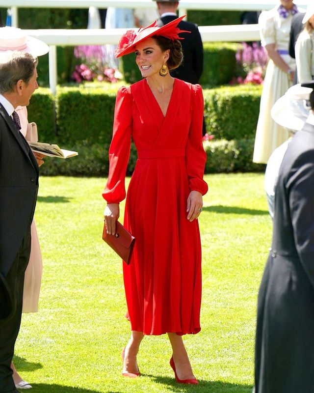 Presiden Trump ke Inggris, Kate Middleton Memukau dengan Crown dan Gaun Emas.