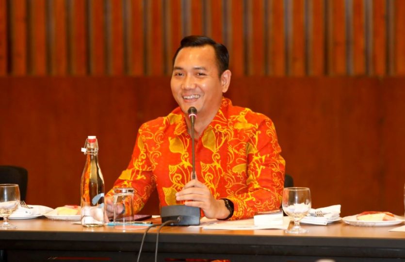 Profil dan Gaya Istri Menkeu Purbaya Yudhi Sadewa: Pesona Kesederhanaan di Balik Layar Kekuasaan.