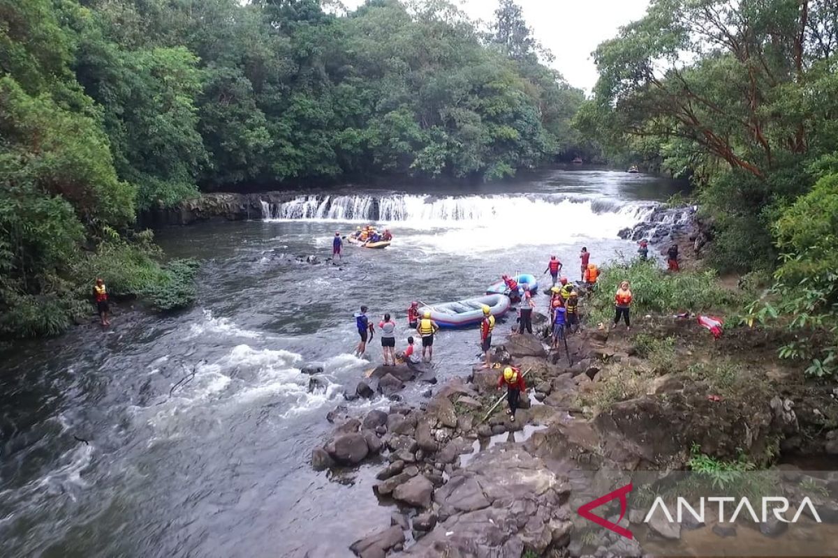 Puluhan Wisatawan dari Malaysia Kunjungi Wisata Gua di Bengkayang