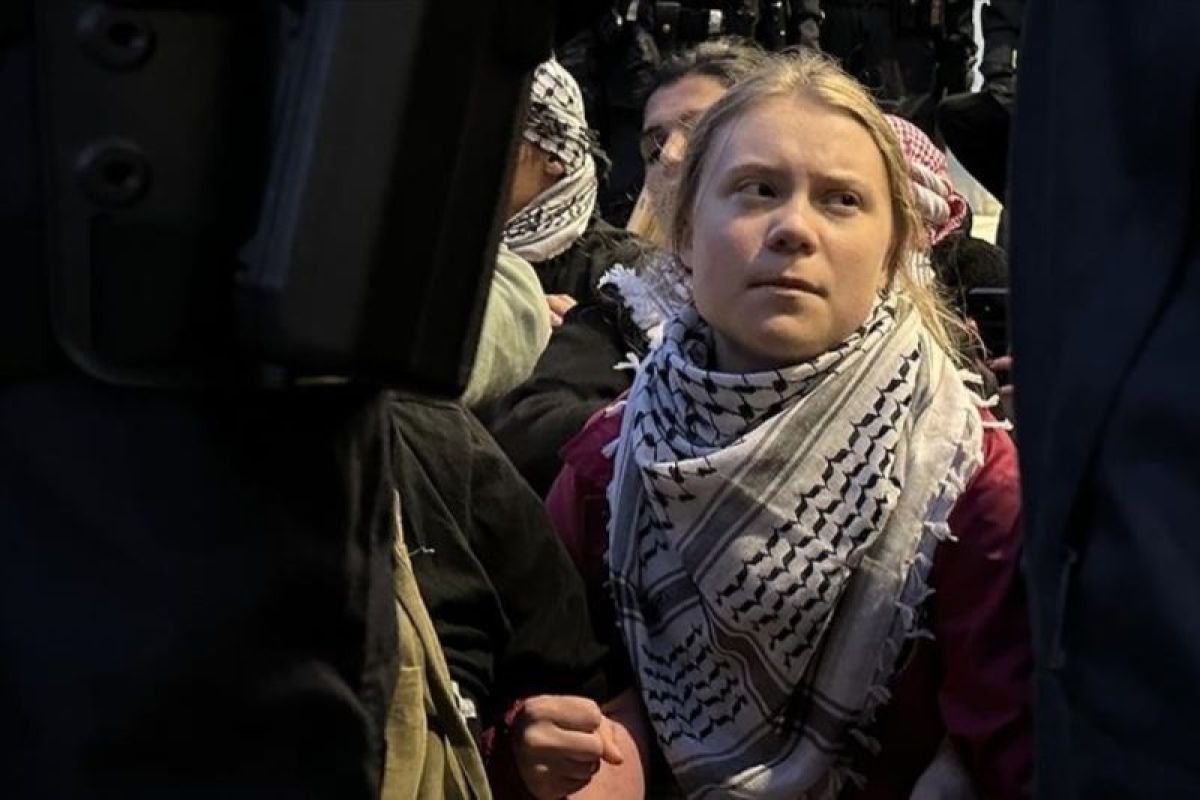 Senyum Greta Thunberg saat Tiba di Tunisia Usai Berlayar dari Barcelona