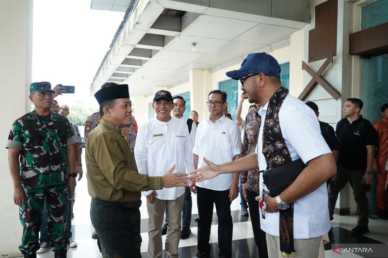 Tinjau Candi Panataran, Menteri Kebudayaan Canangkan Rencana Pemugaran.