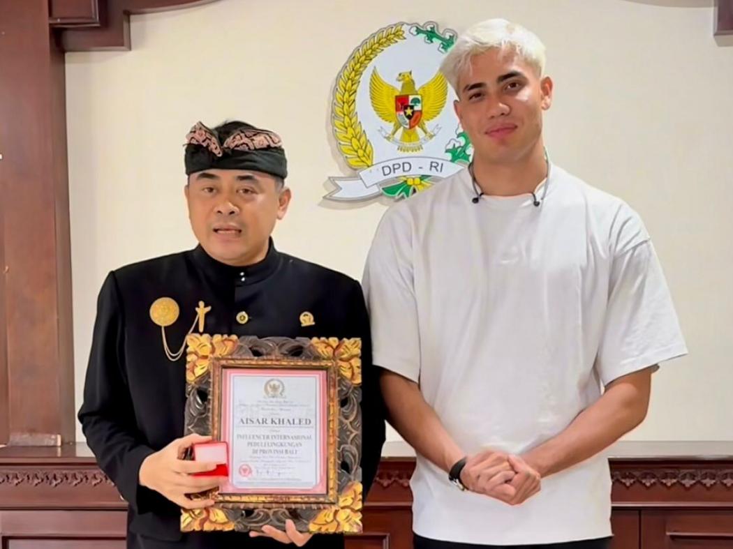 Viral: Aisar Khaled, Selebgram Malaysia, Dianugerahi Piagam Spesial oleh Senator RI atas Dedikasi dalam Membantu Korban Banjir Bali
