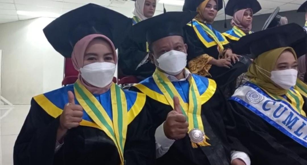 Viral Pasangan Suami Istri Wisuda S2 Bareng, Begini Kisahnya!