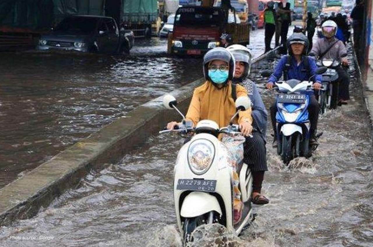 Warga Depok Terobos Banjir Pakai Motor: Aduh, Mogok!