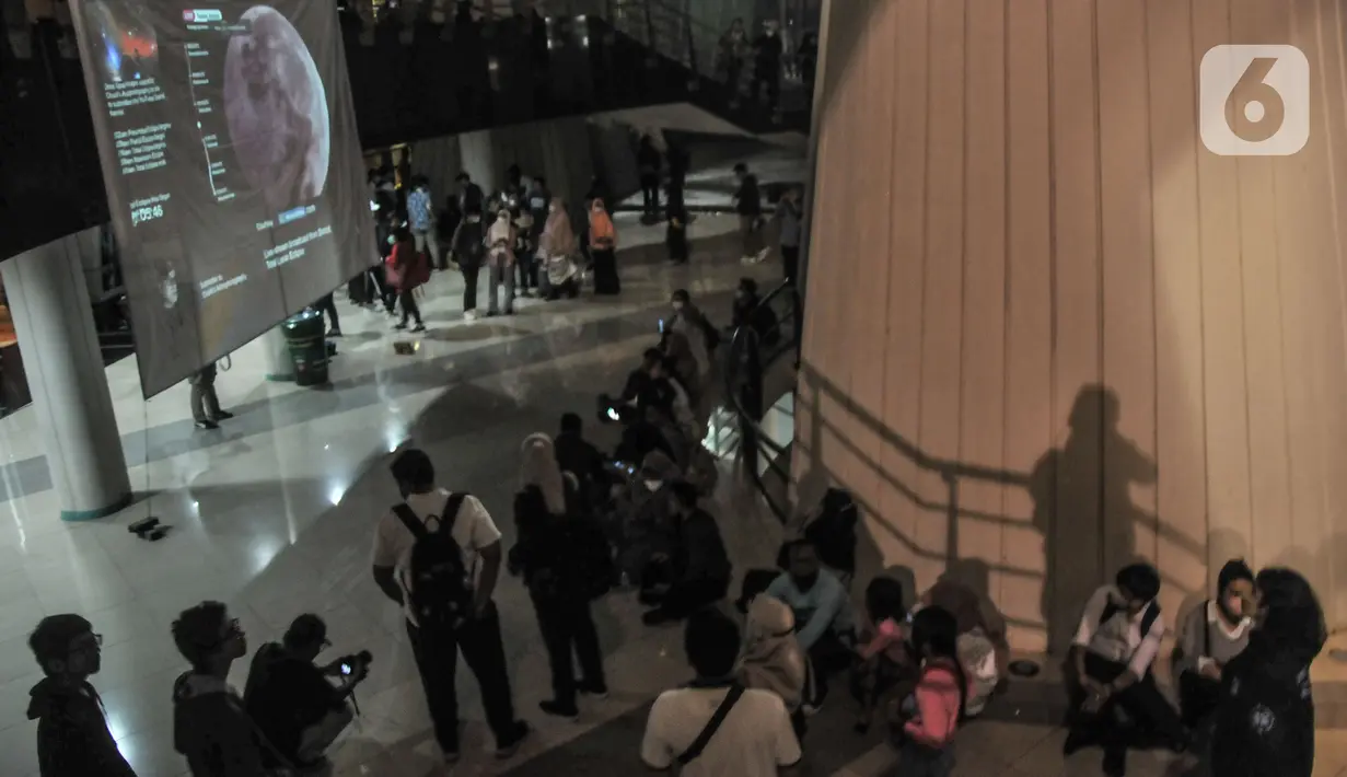 Warga Padati Taman Ismail Marzuki, Antusias Melihat Blood Moon Malam Ini