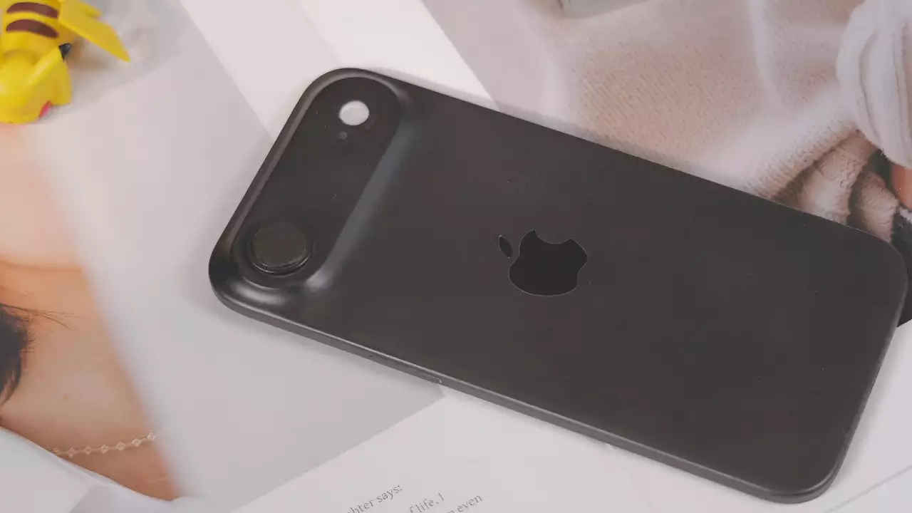 YouTuber Susah Payah Bengkokkan iPhone Air